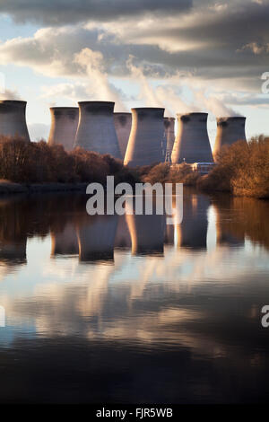 Ferrybridge Kraftwerk spiegelt sich in den Fluss Aire Knottingley West Yorkshire England Stockfoto