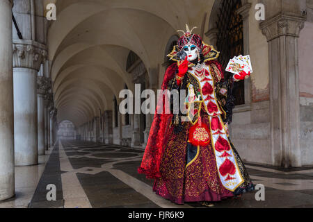 Eine Frau, die sich für den Karneval in Venedig, Venetien, Italien gekleidet Stockfoto