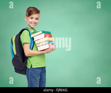 glückliche Schüler junge mit Schulranzen und Büchern Stockfoto