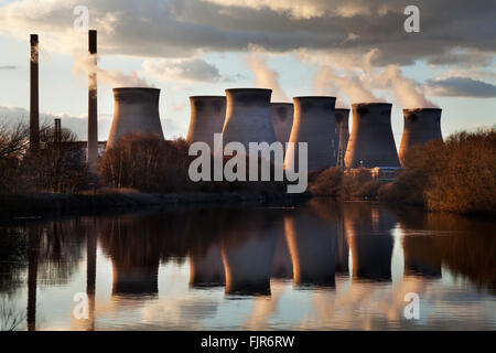 Ferrybridge Kraftwerk spiegelt sich in den Fluss Aire Knottingley West Yorkshire England Stockfoto