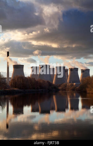 Ferrybridge Kraftwerk spiegelt sich in den Fluss Aire Knottingley West Yorkshire England Stockfoto