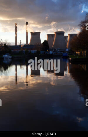 Ferrybridge Kraftwerk spiegelt sich in der Aire und Calder Navigation Ferrybridge West Yorkshire England Stockfoto