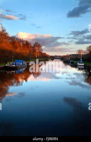 Aire und Calder Navigation bei Sonnenuntergang von Ferrybridge sperren Knottingley West Yorkshire England Stockfoto