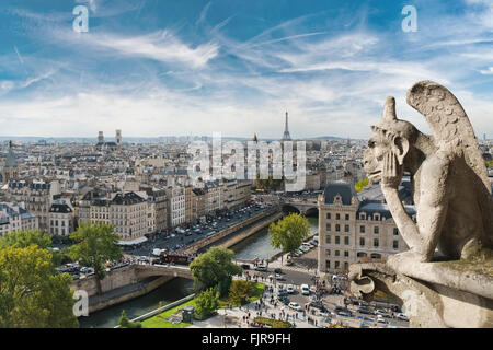 Wasserspeier und Blick auf die große Stadt vom Dach von Notre Dame de Paris Stockfoto