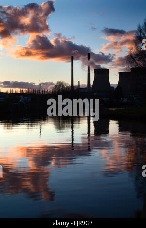 Ferrybridge Kraftwerk spiegelt sich in der Aire und Calder Navigation Ferrybridge West Yorkshire England Stockfoto