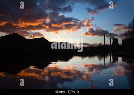 Ferrybridge Kraftwerk spiegelt sich in der Aire und Calder Navigation bei Sonnenuntergang Ferrybridge West Yorkshire England Stockfoto