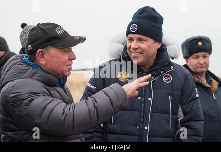 Ehemaliger Kosmonaut und Vater der russische Kosmonaut Sergej Wolkow, Alexander Volkov, links, redet mit Kopf von Roskosmos Igor Komarov, während sie darauf warten, für die Suche und Rettung Mannschaften, die Luke auf der russischen Sojus TMA - 18 M-Sonde nach Touchdown am Landeplatz 2. März 2016 in Zhezkazgan, Kasachstan öffnen. US-amerikanischer Astronaut Scott Kelly kehrte mit Besatzung Mate Kosmonaut Mikhail Kornienko nach Abschluss einer internationalen Raumstation Rekord einjährigen Mission zusammen mit anderen Kosmonaut Sergej Wolkow, der sechs Monate auf der Station verbracht. Stockfoto