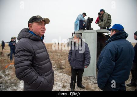 Ehemaliger Kosmonaut und Vater der russische Kosmonaut Sergej Wolkow, Alexander Volkov, links, wartet auf die Suche und Rettung Mannschaften, öffnen die Luke auf der russischen Sojus TMA - 18 M-Sonde nach Touchdown am Landeplatz 2. März 2016 in Zhezkazgan, Kasachstan. US-amerikanischer Astronaut Scott Kelly kehrte mit Besatzung Mate Kosmonaut Mikhail Kornienko nach Abschluss einer internationalen Raumstation Rekord einjährigen Mission zusammen mit anderen Kosmonaut Sergej Wolkow, der sechs Monate auf der Station verbracht. Stockfoto