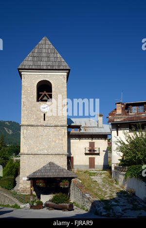 Mittelalterliche Turm der ehemaligen Stadtmauer, später konvertiert ein Glockenturm, Allos, Alpes de Hautes Provence, Provence Frankreich Stockfoto