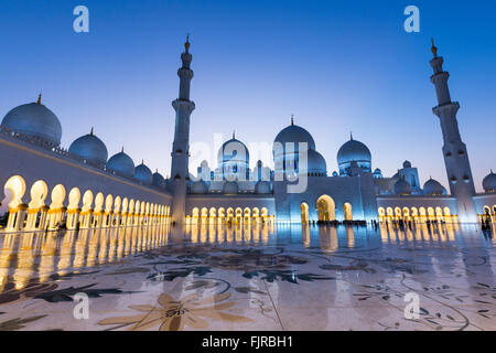 Innenhof der Sheikh-Zayed-Moschee, Scheich Zayed Grand Moschee, Abu Dhabi, Emirat Abu Dhabi, Vereinigte Arabische Emirate Stockfoto