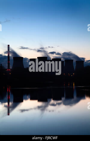 Ferrybridge Kraftwerk spiegelt sich in den Fluss Aire Knottingley West Yorkshire England Stockfoto