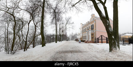 Brücke in der Peter- und Paul Cathedral und Kapelle-Grab des Paskewitsch im Stadtpark in Gomel, Weißrussland. Wintersaison Stockfoto