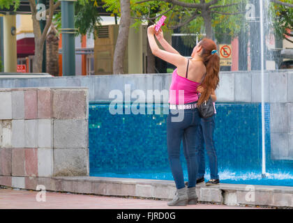 GUAYAQUIL, ECUADOR - Oktober - 2015 - junge Mutter und Tochter unter einem Selfie auf Puerto Santa Ana Neighboorhod in Guayaqui Stockfoto