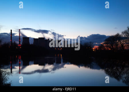 Ferrybridge Kraftwerk spiegelt sich in den Fluss Aire Knottingley West Yorkshire England Stockfoto