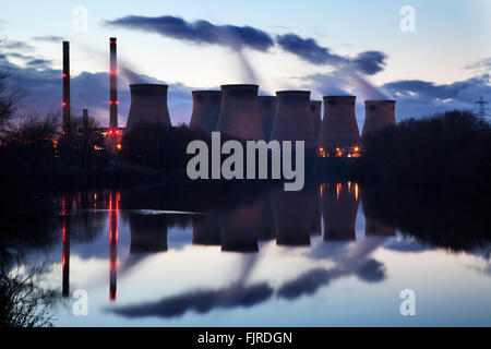 Ferrybridge Kraftwerk spiegelt sich in den Fluss Aire Knottingley West Yorkshire England Stockfoto