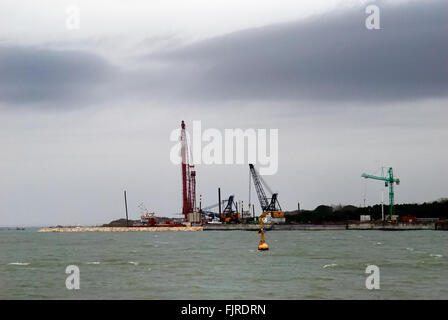Ca'Roman, Chioggia (Venedig). In Arbeit für die MOSE (Modulo Sperimentale Elettromeccanico, experimentellen elektromechanischen Module). Es ist ein Projekt der Stadt Venedig, Italien und die venezianische Lagune vor Überschwemmungen schützen sollen. Stockfoto