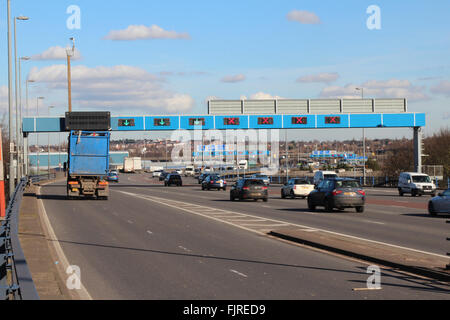 A38(M) Aston Expressway zwischen Birmingham City Centre und kiesigen Hill Interchange ("Spaghetti Junction"). Stockfoto