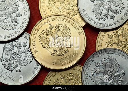 Münzen aus Russland. Russische Doppeladler in der Festschrift 25 Rubel Münzen abgebildet. Stockfoto