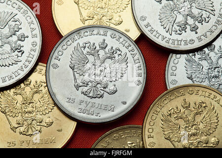 Münzen aus Russland. Russische Doppeladler in der Festschrift 25 Rubel Münzen abgebildet. Stockfoto