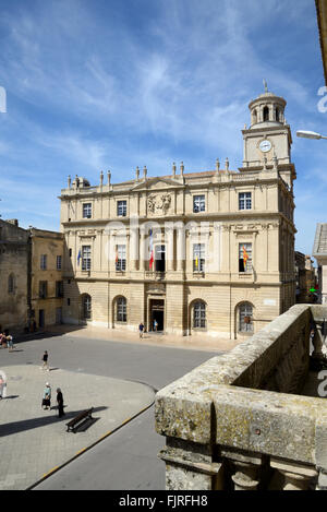 Neo-klassizistischen Rathaus (1676) & Place De La République oder Hauptplatz der Stadt Arles Bouches-du-Rhône Provence Frankreich Stockfoto