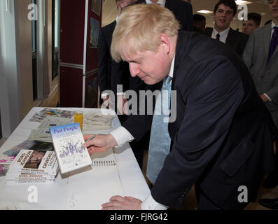 Sidcup, UK. 3. März 2016. Der Bürgermeister von London, Boris Johnson unterschreibt ein Gästebuch nach der Eröffnung offiziell die neue Oberstufe in Chislehurst und Sidcup Grammar School, geschaffen durch die erneute Nutzung eines der Gebäude von London 2012 Olympische und Paralympische Spiel Credit: Keith Larby/Alamy Live News Stockfoto