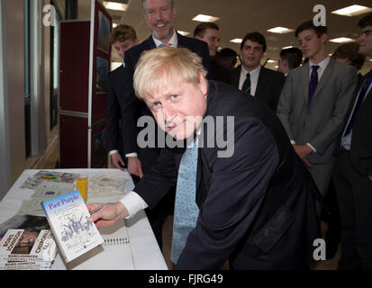 Sidcup, UK. 3. März 2016. Der Bürgermeister von London, Boris Johnson unterschreibt ein Gästebuch nach der Eröffnung offiziell die neue Oberstufe in Chislehurst und Sidcup Grammar School, geschaffen durch die erneute Nutzung eines der Gebäude von London 2012 Olympische und Paralympische Spiel Credit: Keith Larby/Alamy Live News Stockfoto