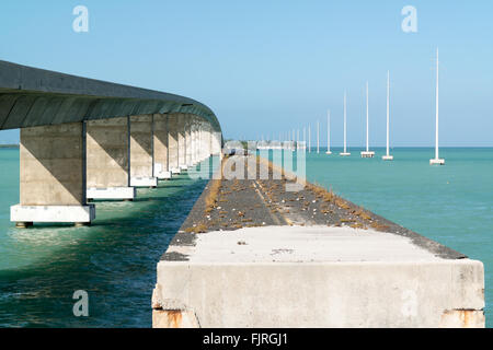 Alte und neue Brücke des Overseas Highway US 1 über Kanal 2 zu Craig Key, Florida Keys, USA Stockfoto