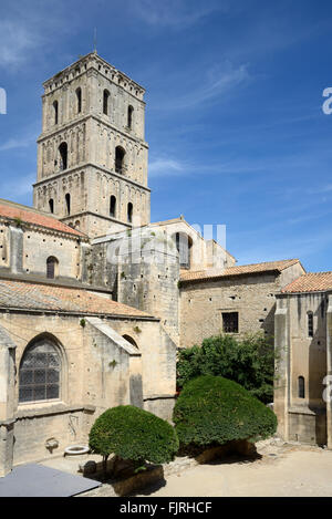 14. Jahrhundert Glockenturm der französischen Provence Arles romanische Kirche von Saint Trophime (c12-15) Stockfoto