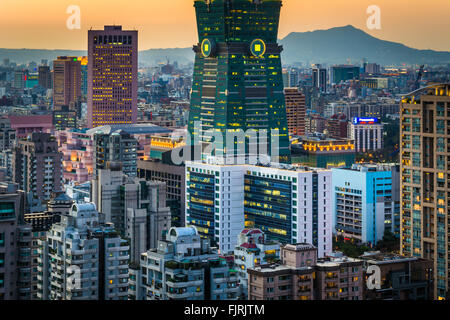 Ansicht des Taipei 101 bei Sonnenuntergang, von Elephant Mountain in Taipeh, Taiwan. Stockfoto