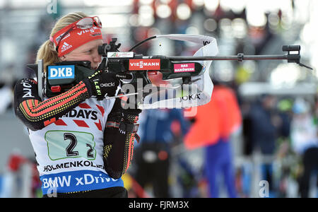 Franziska Hildebrand von Deutschland auf dem Schießstand in der mixed-Staffel-Wettbewerb bei den Biathlon-Weltmeisterschaften in der Holmenkollen Ski Arena in Oslo, Norwegen, 3. März 2016. Foto: Hendrik Schmidt/dpa Stockfoto