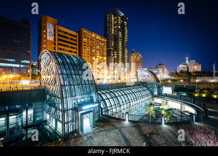 Das äußere des Da'an Park Station in der Nacht, in Taipei, Taiwan. Stockfoto