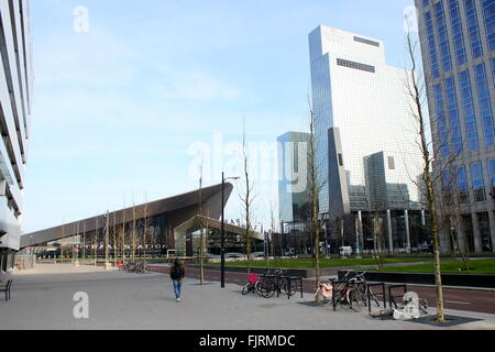 Rotterdamer Hauptbahnhof, Niederlande von Wetsersingel & Mauritsweg gesehen. Wolkenkratzer Gebouw Delftse Poort rechts Stockfoto