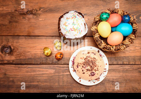 Traditionelle Ostern Kuchen, Quark Dessert und Ostern Eiern auf dem Holztisch. Ansicht von oben Stockfoto