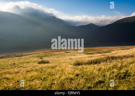 Cloud-überrollen Gale fiel und große zu tragen, in der Nähe von Buttermere im Lake District, Cumbria, England Stockfoto