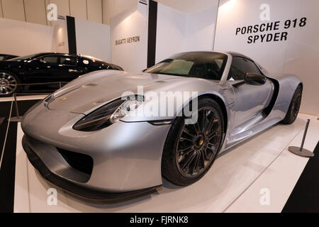 Ein Porsche 918 Spyder auf statische Anzeige im Abschnitt "Evolution der Supersportwagen" die 2016 London Classic Car Show. Stockfoto