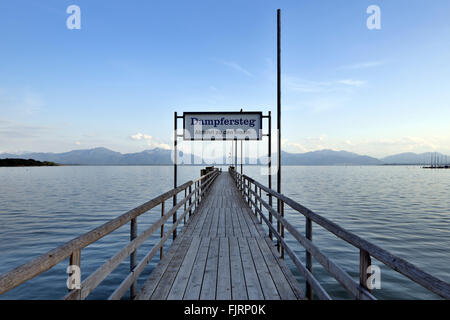 Dampfer Steg am Chiemsee See mit Blick auf die Voralpen, nördlichen Ufer in der Nähe von Seebruck, Chiemgau, Oberbayern Stockfoto