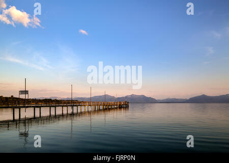 Dampfer Steg am Chiemsee See mit Blick auf die Voralpen, nördlichen Ufer in der Nähe von Seebruck, Chiemgau, Oberbayern Stockfoto