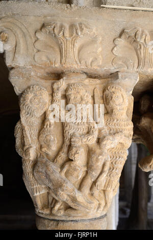 Der Kindermord von römischen Soldaten romanische Schnitzerei im Kreuzgang der Kirche von Saint-Trophime Arles Provence Frankreich Stockfoto