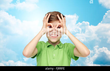 fröhlicher Junge t-Shirt Spaß und Grimassen Stockfoto