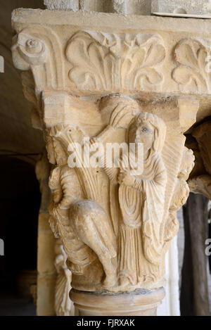 Romanische Schnitzerei in den Kreuzgang der Kirche von Saint-Trophime Arles Provence Frankreich Stockfoto