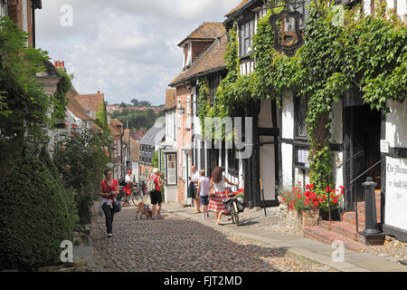 Malerisches Mermaid Inn, an der steilen gepflasterten Mermaid Street, in der alten Cinque Ports Stadt Rye, East Sussex, England, Großbritannien Stockfoto