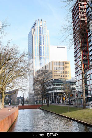 Millennium Tower aka The Manhattan Hotel bei Weena Avenue, Rotterdam, The Netherlands. Das Calypso-Apartmenthaus im Vordergrund Stockfoto