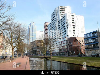Westersingel Kanal und Mauritsweg, Rotterdam, Niederlande. Neue Wohnung Komplex Calypso & Millenniums-Hochhaus auf der Rückseite Stockfoto