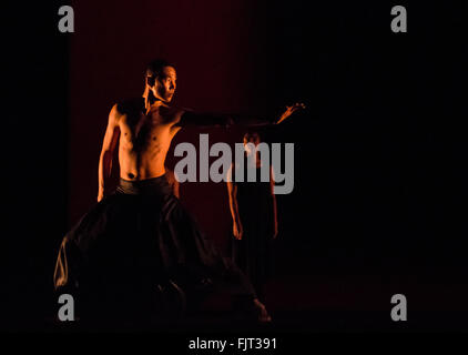 Sadler es Wells Theatre, London, UK. 3. März 2016. Leistung der Garshan von Akram Khan Company in Zusammenarbeit mit Nitin Sawnhey und Anish Kapoor Credit: Chantal Guevara/Alamy Live News Stockfoto