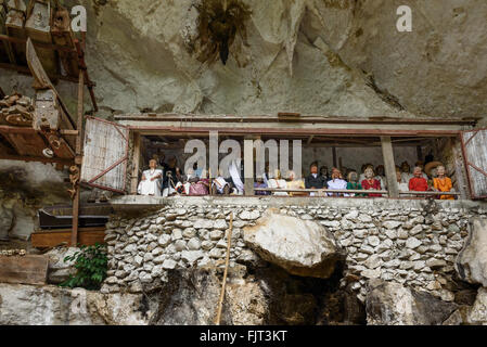 Galerien von Tau-Tau auf Balkon bewachen die Gräber. Londa ist Klippen und Höhle alte Grabstätte in Tana Toraja. Im Inneren befindet sich ein Coll Stockfoto