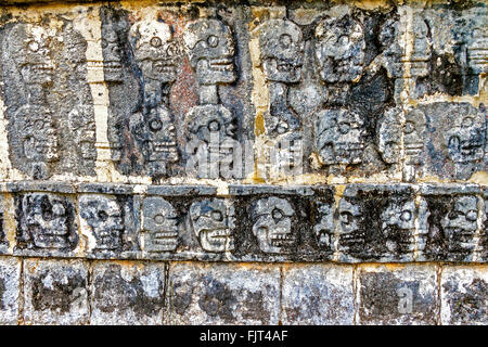 Wall Of Skulls (tzompantli) Chichen Itza Mexiko Stockfoto