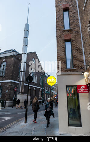 London, UK.  3. März 2016.  Ein neues Hotel, "Hub" von Premier Inn, öffnet auf der Brick Lane.  Die 189 Zimmer Budget-Hotel steht gegenüber der Jamme Masjid-Moschee und auf dem Gelände des inzwischen abgerissenen BanglaCity Supermarkt.  Kritiker haben gesagt, dass das neue Hotel, das Argument fügt hinzu, dass das Gebiet von großen Marken hygienisiert werden ist, wie es weiter gentrified wird. Bildnachweis: Stephen Chung / Alamy Live News Stockfoto