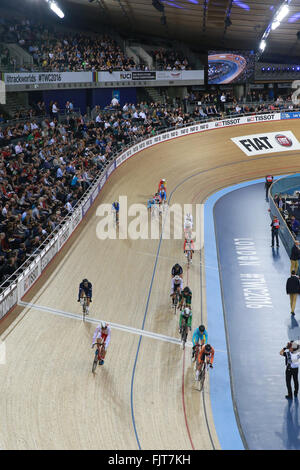 02.032016 Lee Valley Velo Centre, London England. UCI Track Cycling Championships der Herren Scratch Race Finale.  Ambiente-Piste Stockfoto