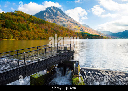 Das Wehr am nördlichen Ufer des Crummock Wasser im Lake District, Cumbria, England Stockfoto