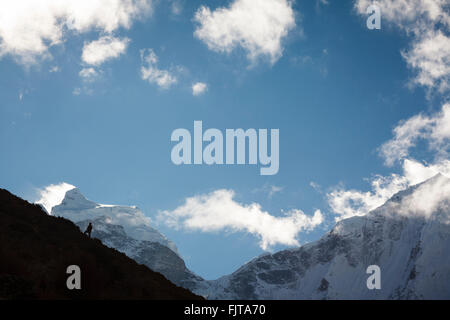 Mann steht am Hang mit Kantega Peak im Hintergrund. Sagarmatha Nationalpark. Solukhumbu Bezirk. Nepal. Stockfoto